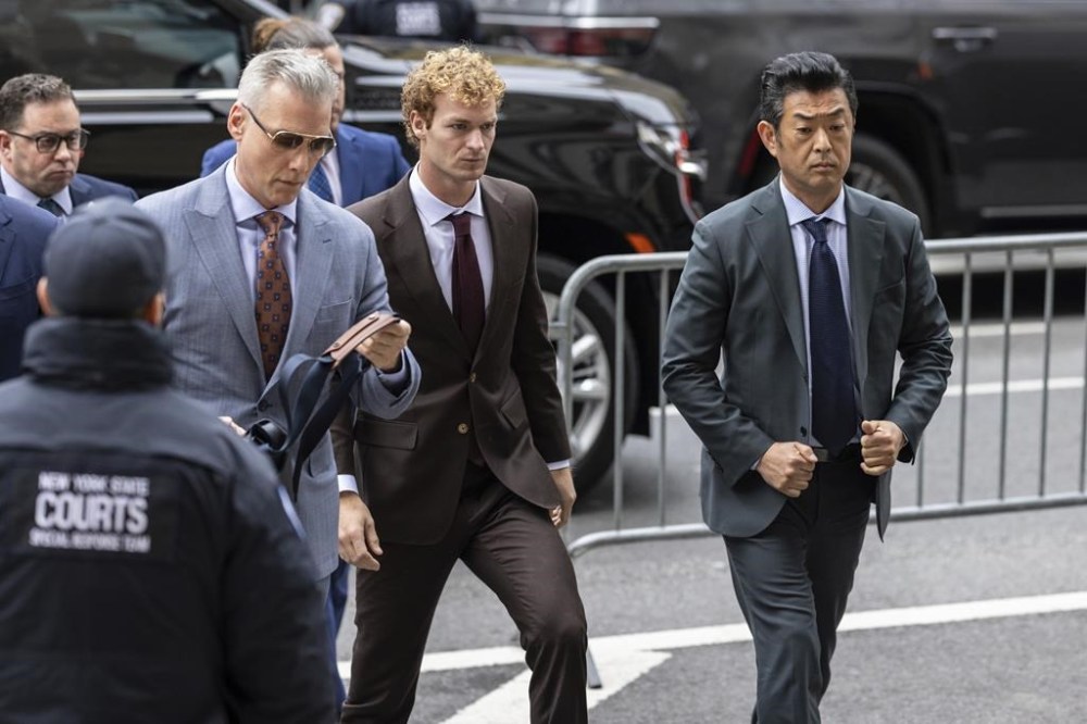 Daniel Penny, center, arrives at criminal court, Monday, Dec. 9, 2024, in New York. (AP Photo/Stefan Jeremiah)