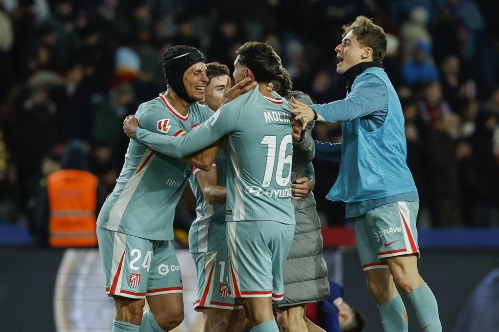 Atletico Madrid players celebrate their victory after the Spanish La Liga soccer match between Barcelona and Atletico Madrid at the Lluis Companys Olympic Stadium in Barcelona, Spain, Saturday, Dec. 21, 2024. (AP Photo/Joan Monfort)