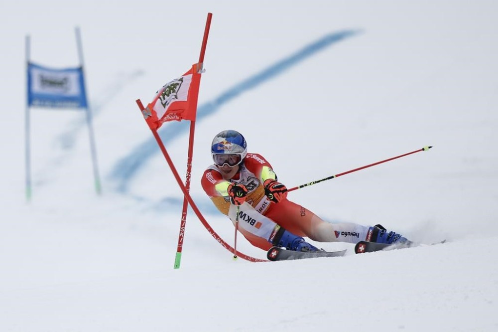 Switzerland's Marco Odermatt speeds down the course during an alpine ski, men's World Cup giant slalom, in Alta Badia, Italy, Sunday, Dec. 22, 2024. (AP Photo/Gabriele Facciotti)
