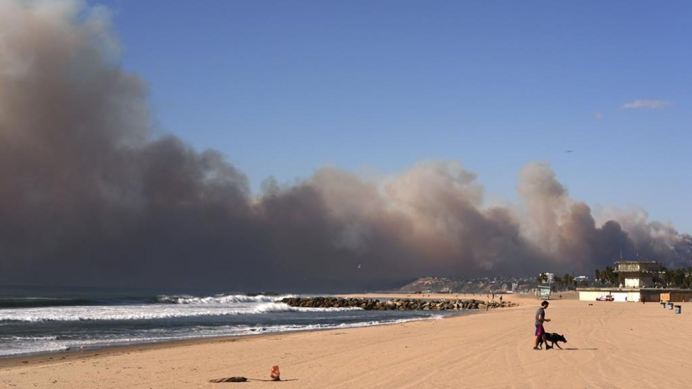 Smoke from a wildfire is seen from the Venice Beach section of Los Angeles, Tuesday, Jan. 7, 2025. (AP Photo/Jae C. Hong)