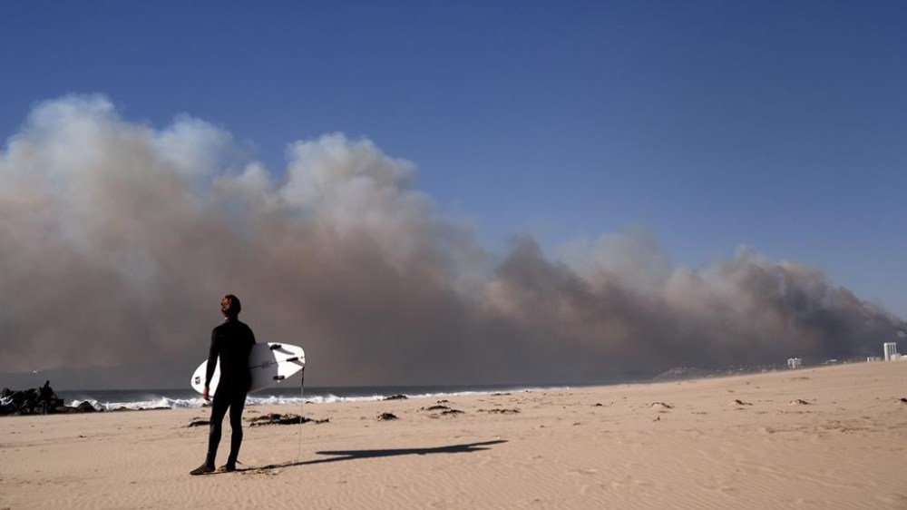 Smoke from a wildfire is seen from the Venice Beach section of Los Angeles, Tuesday, Jan. 7, 2025. (AP Photo/Jae C. Hong)