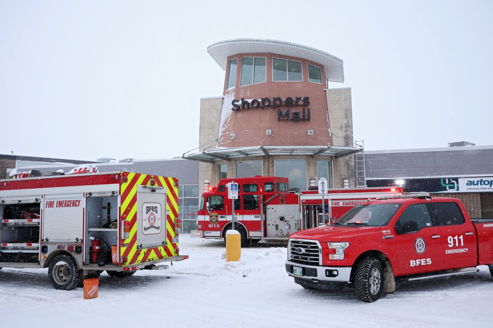 Brandon Fire and Emergency Services crews respond to an incident involving smoke in Shoppers Mall in Brandon on Monday morning. The majority of the mall remained closed for most of Monday with a few businesses, including Sport Chek, GoodLife Fitness and Smitty’s opening later in the afternoon. (Tim Smith/The Brandon Sun)