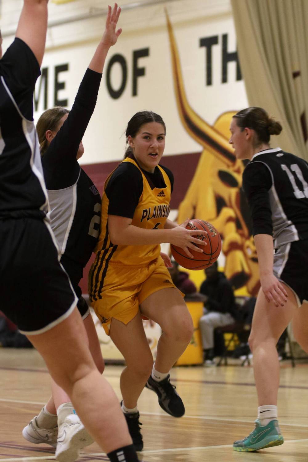 Crocus Plainsmen guard Grace Mohr-Clark drives through the Vincent Massey defence during the final of the Early Bird varsity girls' basketball tournament at Crocus on Saturday. (Thomas Friesen/The Brandon Sun)