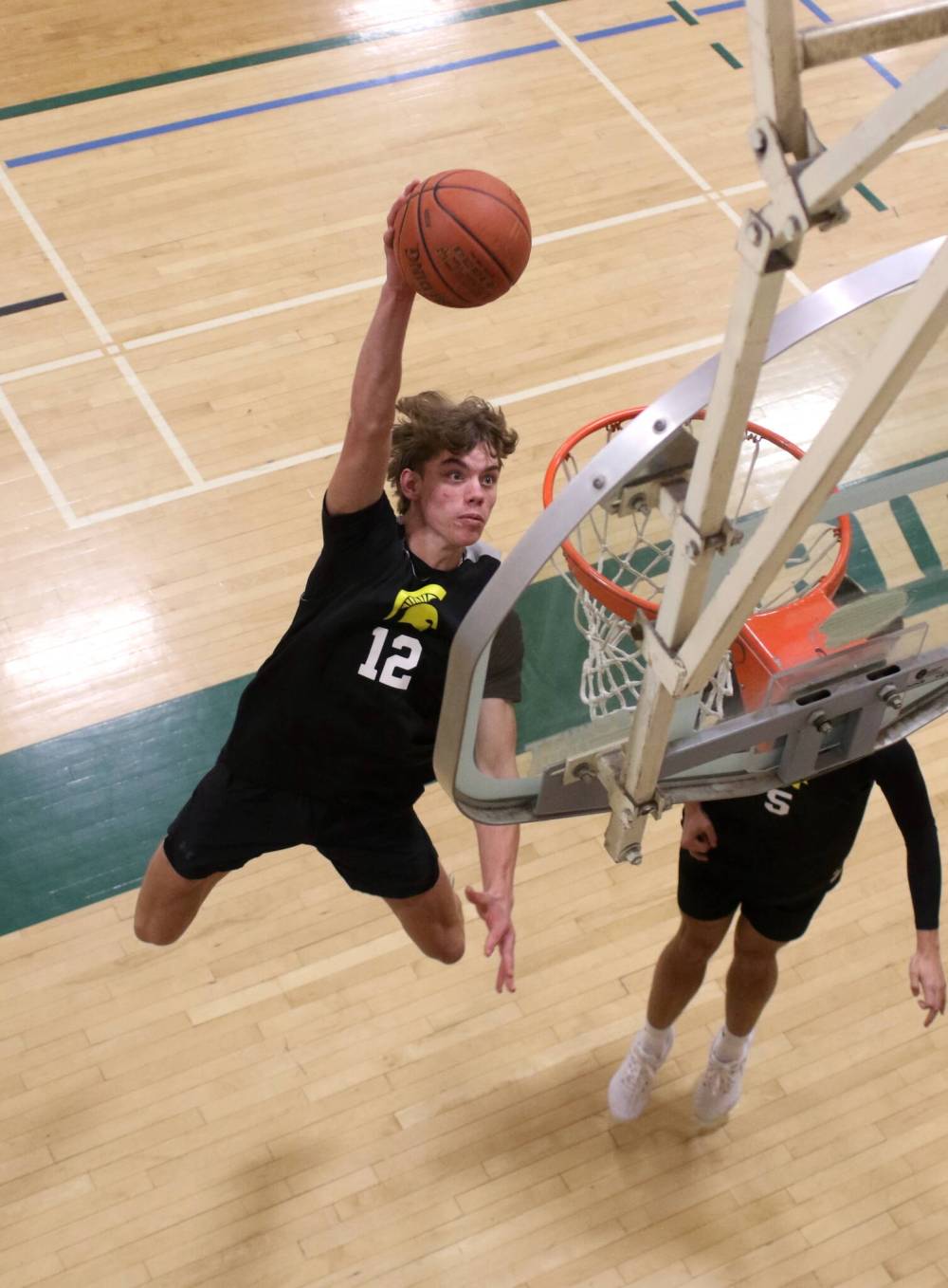 Kal-El Wilson throws down a dunk during Neelin Spartans shoot around on Monday, ahead of the Brandon Sun Spartan Invitational, which begins today Brandon’s three high schools and the Healthy Living Centre. (Thomas Friesen/The Brandon Sun)