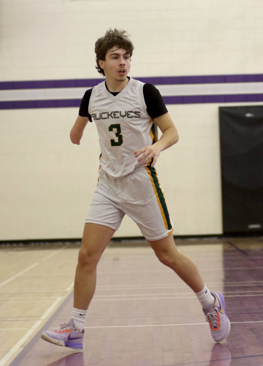 Born with one hand, Kieran Dalkie fought for his spot on the Miles Macdonell Buckeyes varsity boys’ basketball roster and is one of the team’s best three-point shooters, according to coach Jonathan Janzen. (Thomas Friesen/The Brandon Sun)