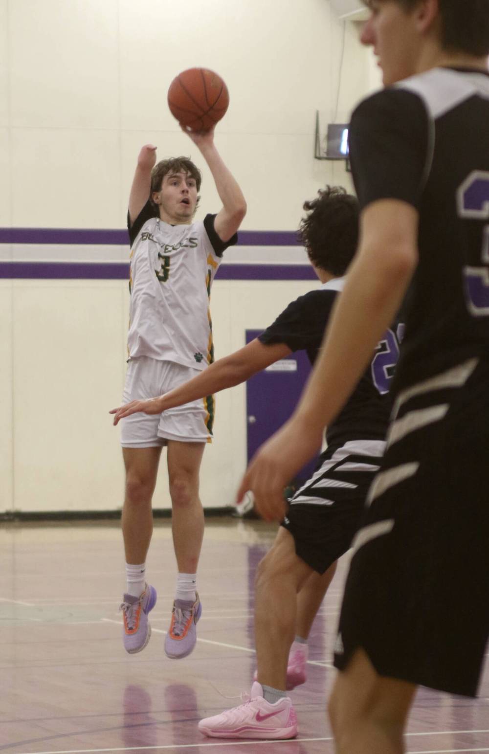 Born with one hand, Kieran Dalkie fought for his spot on the Miles Macdonell Buckeyes varsity boys’ basketball roster and is one of the team’s best three-point shooters, according to coach Jonathan Janzen. (Thomas Friesen/The Brandon Sun)
