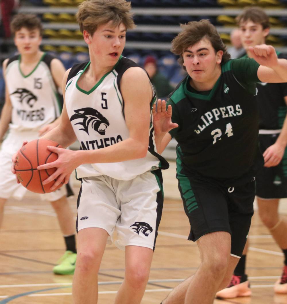 Glenboro's Evan Griffin (5) drives against Dauphin's Morgan Flack (24) in BSSI Source for Sports Division action at the Healthy Living Centre Friday afternoon. (Matt Packwood/The Brandon Sun)