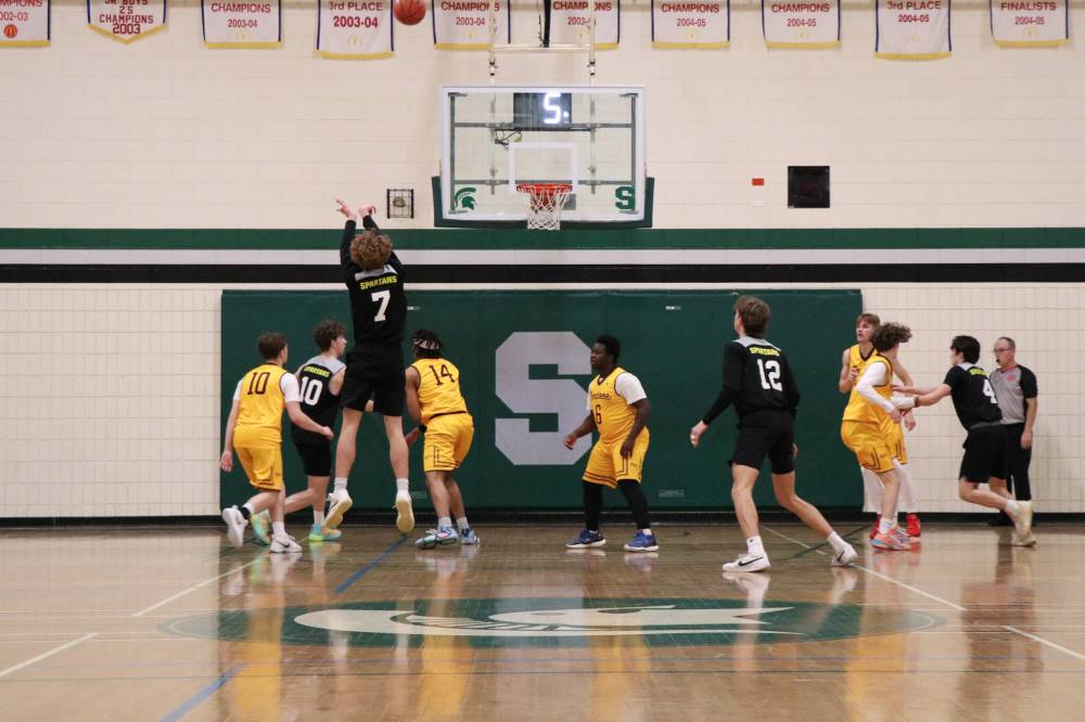 Neelin Spartan Owen Falk (7) shoots two of his game-high 24 points against Portage at Neelin on Friday afternoon. (Matt Packwood/The Brandon Sun)