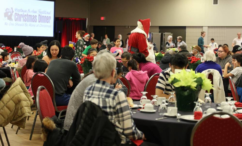 Santa Claus is seen handing out candy canes during 2023’s Westman and Area Traditional Christmas Dinner held at the MNP Hall in the Keystone Centre. This year’s event returns to the Keystone’s MNP Hall from noon to 4 p.m. (File)
Santa Claus is seen handing out candy canes during 2023’s Westman and Area Traditional Christmas Dinner held at the MNP Hall in the Keystone Centre. This year’s event returns to the Keystone’s MNP Hall from noon to 4 p.m.