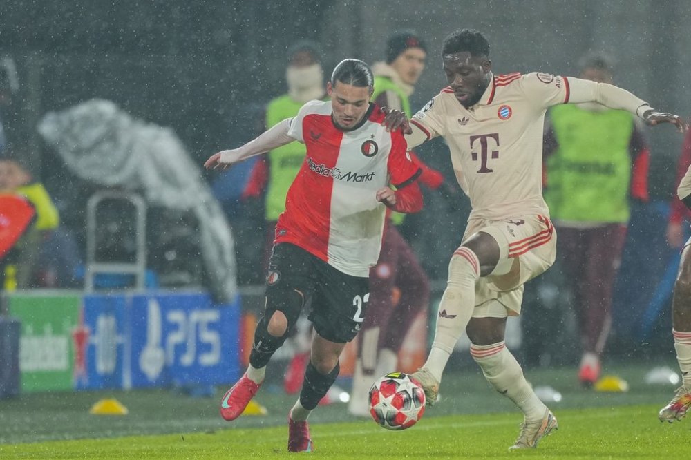 Feyenoord's Anis Hadj Moussa, left, duels for the ball with Bayern's Alphonso Davies during the Champions League opening phase soccer match between Feyenoord and Bayern Munich, at De Kuip Stadium, in Rotterdam, Netherlands, on January 22, 2025. THE CANADIAN PRESS/AP, Peter Dejong