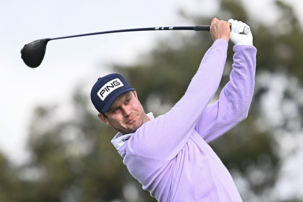 Harris English hits his tee shot on the second hole on the South Course at Torrey Pines during the final round of the Farmers Insurance Open golf tournament Saturday, Jan. 25, 2025, in San Diego. (AP Photo/Denis Poroy)