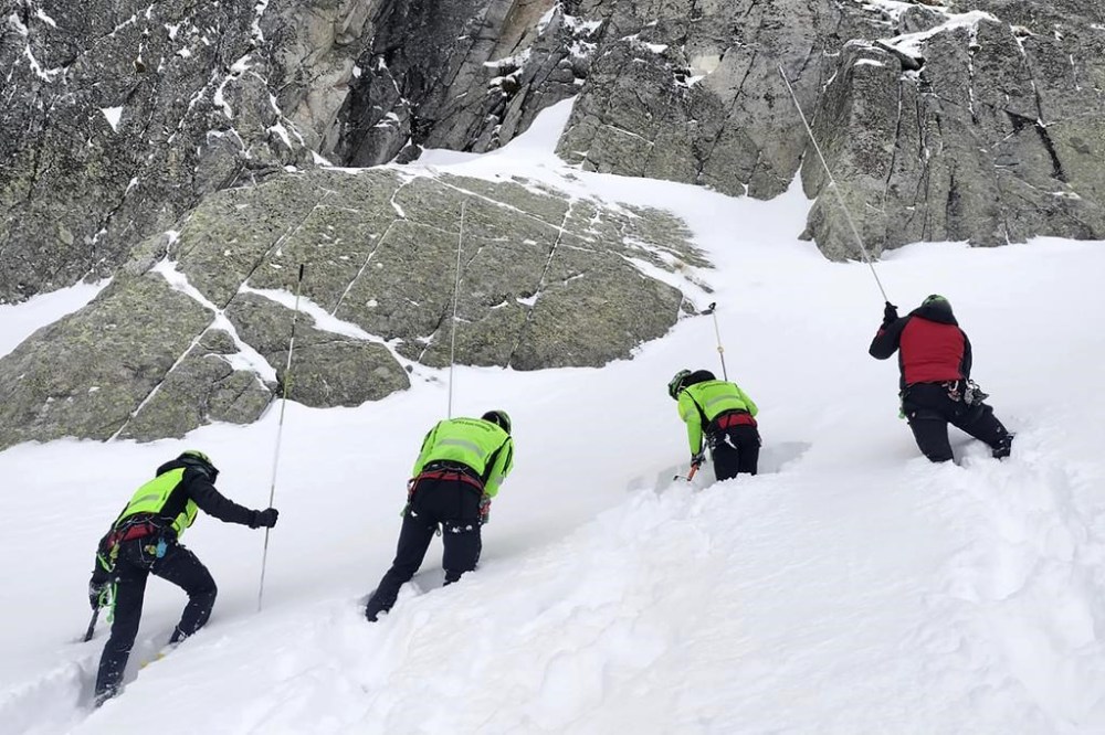 This image released Wednesday Jan. 8, 2025 by the Italian Soccorso Alpino alpine rescue shows rescuers searching for two British hikers missing on the Adamello mountain of the Italian Alps. (Soccorso Alpino via AP)