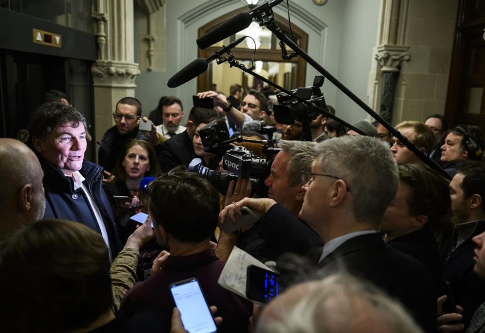 Journalists surround Minister of Finance and Intergovernmental Affairs Dominic LeBlanc before a Liberal Party caucus meeting in West Block on Parliament Hill, in Ottawa, Wednesday, Jan. 8, 2025. THE CANADIAN PRESS/Justin Tang