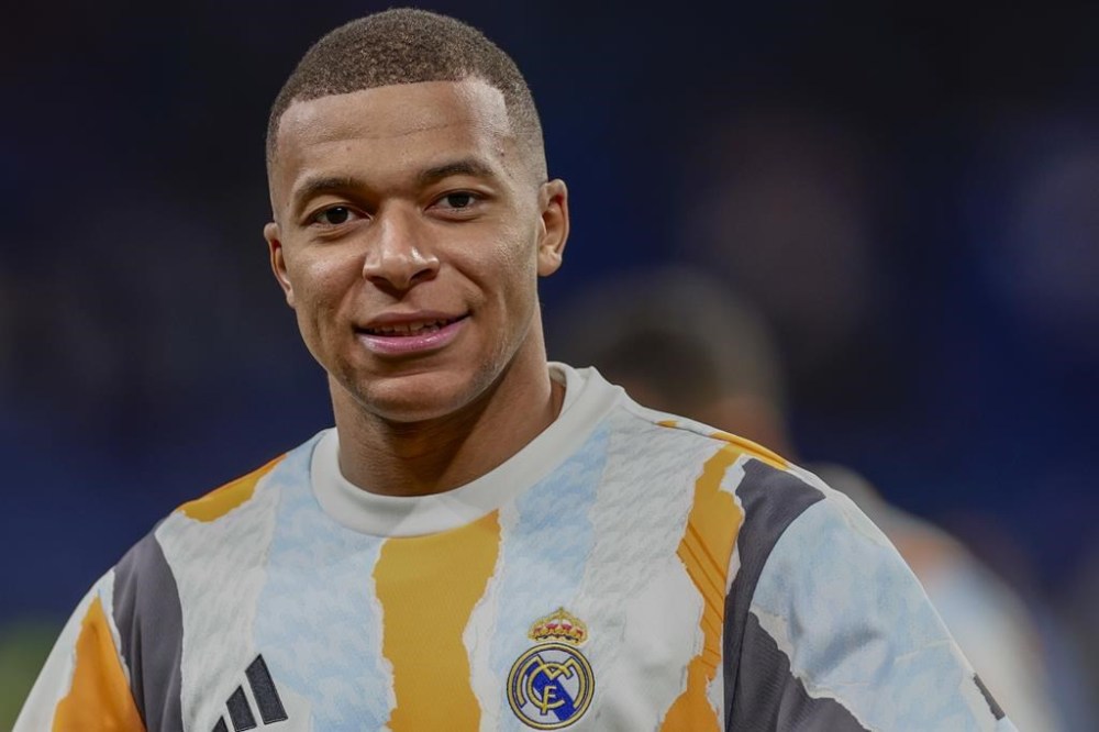 Real Madrid's Kylian Mbappe warms up prior to a Copa del Rey round of 16 soccer match against Celta de Vigo at the Santiago Bernabeu stadium in Madrid, Spain, Thursday, Jan. 16, 2025. (AP Photo/Pablo Garcia)
