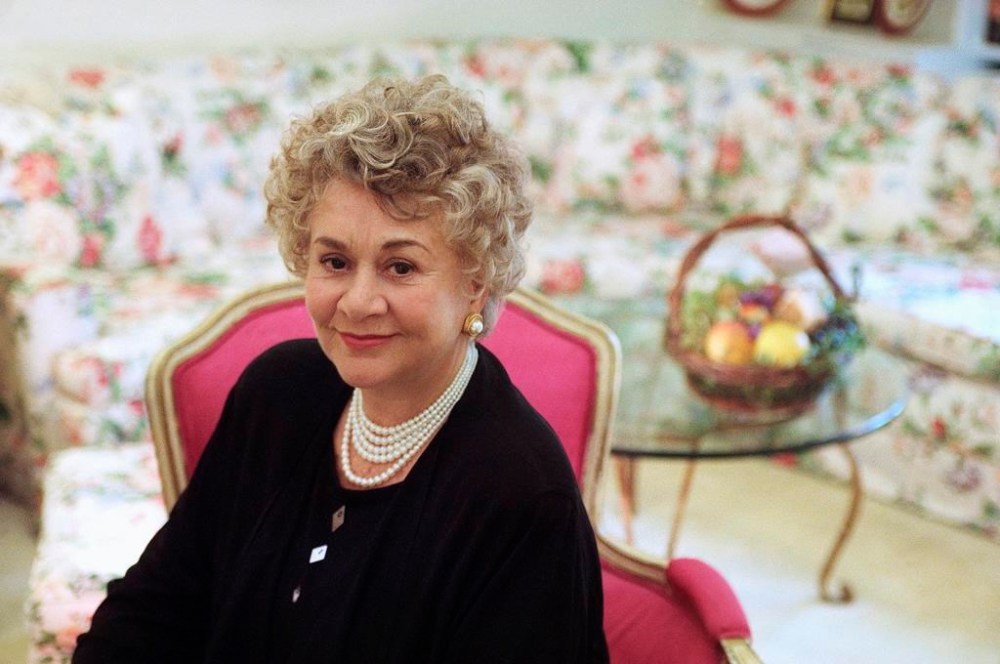 FILE - Actress Joan Plowright poses for a portrait at a New York hotel on May 4, 1999. (AP Photo/Suzanne Plunkett, File)