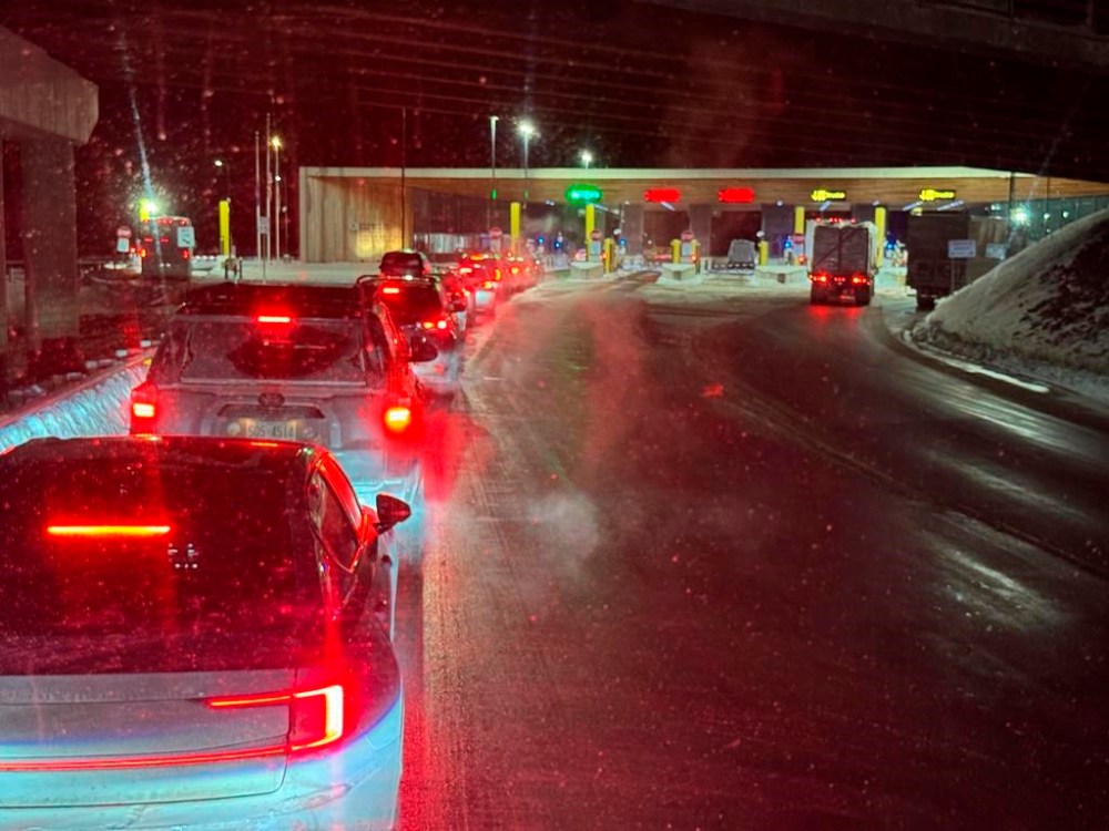 Cars are backed up at the US-Canada border in Stanstead, Quebec, after a shooting involving a U.S. Border Patrol agent in Coventry, Vt., Monday, Jan. 20, 2025. (AP Photo/Chloe Jones)