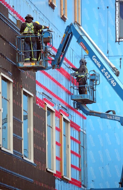 Construction crews work on the western exterior of the Brandon Regional Health Centre's new critical care bed tower. The facility, according to the latest January update on the Prairie Mountain Health website,  is approximately 70 per cent complete. It's hoped that the first patients will begin arriving within the new areas during winter of 2026. (Matt Goerzen/The Brandon Sun)