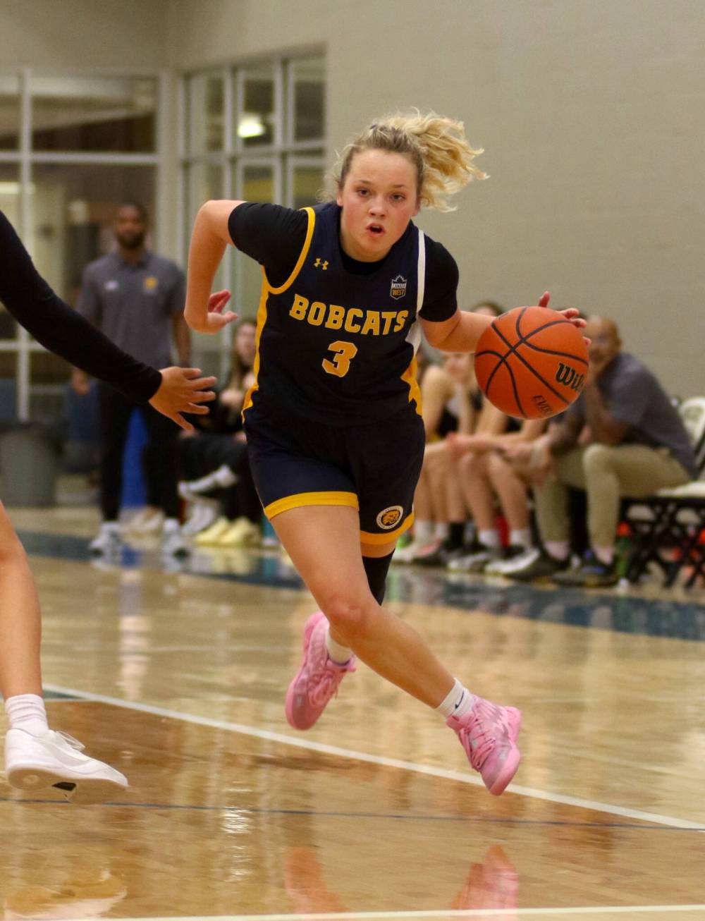 Brandon University guard Piper Ingalls scored 17 points in the first half against the Manitoba Bisons in their Canada West women's basketball game on Saturday. (Thomas Friesen/The Brandon Sun)