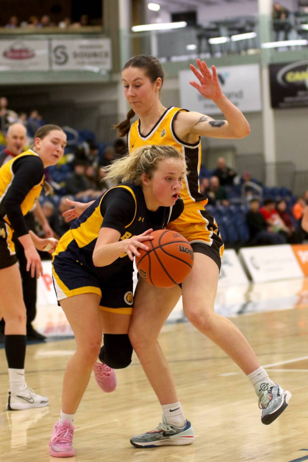 Brandon University guard Piper Ingalls scored 17 points in the first half against the Manitoba Bisons in their Canada West women's basketball game on Saturday. (Thomas Friesen/The Brandon Sun)