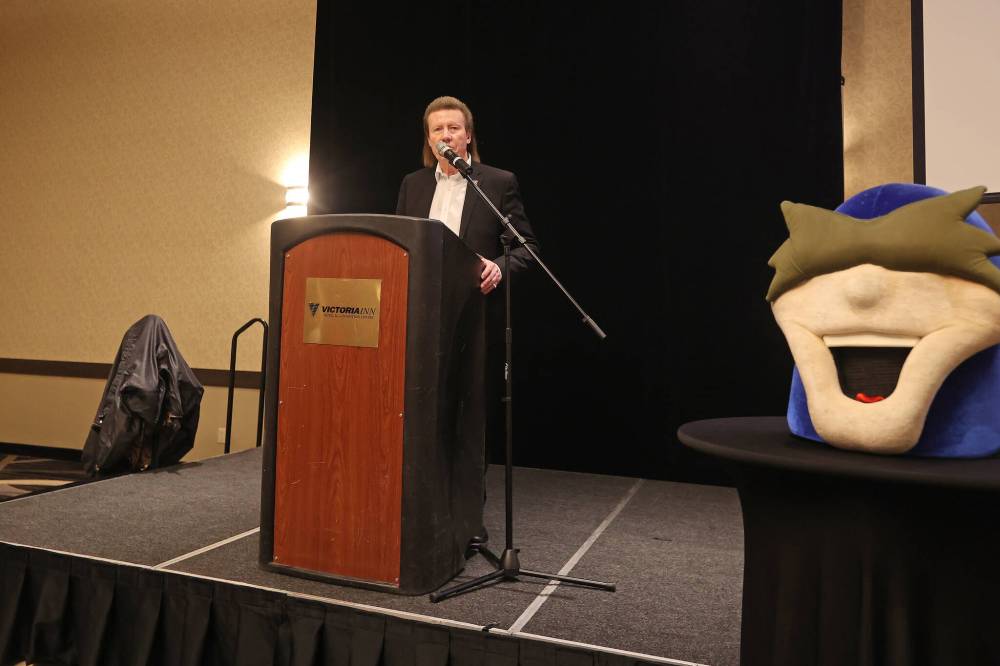 Rick Thompson, chair of Brandon Crime Stoppers, addresses a room full of people at a luncheon hosted by the organization and its partners at the Victoria Inn on Wednesday. (David P. Stein//The Brandon Sun)