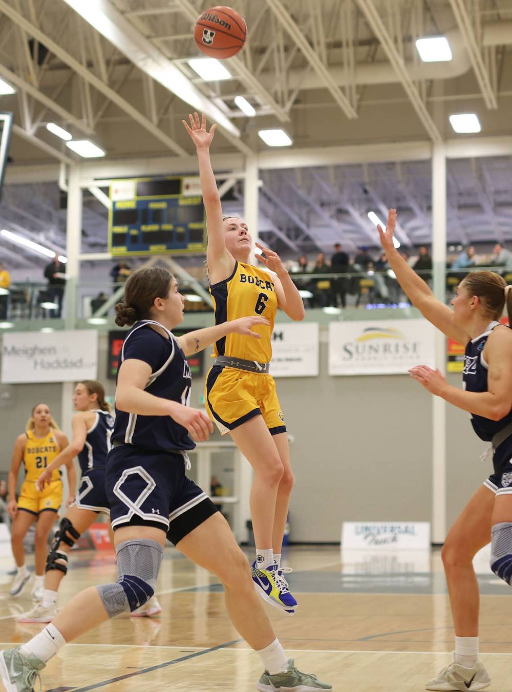 Madison Schettler shoots against the Mount Royal University Cougars at the BU Healthy Living Centre on Friday evening. (Tim Smith/The Brandon Sun)