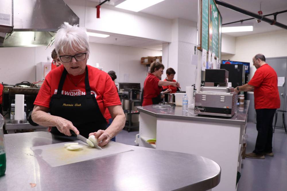 Audrey Cockerline dices an onion in the Pilot Mound Millenium Recreation Complex canteen, one of the many volunteer roles that make the event at the RME Women of the Rings. (Matt Packwood/The Brandon Sun)