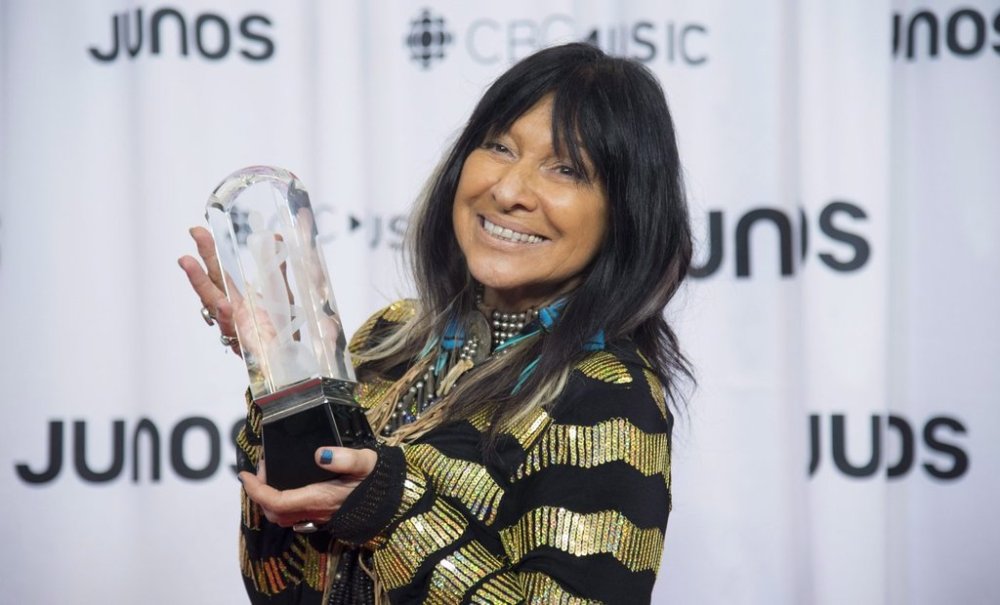 Buffy Sainte-Marie celebrates her Juno for Indigenous Music Album of the Year at the Juno Gala Dinner and Awards show in Vancouver, March, 24, 2018. THE CANADIAN PRESS/Jonathan Hayward