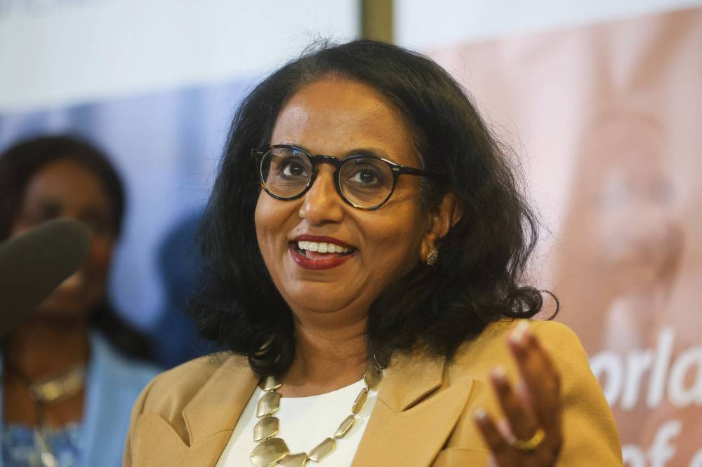 Dr. Sri Navaratnam sent an email to CancerCare Manitoba staff Friday morning, saying she made her decision “after thoughtful consideration.” (Mike Deal/Winnipeg Free Press files)