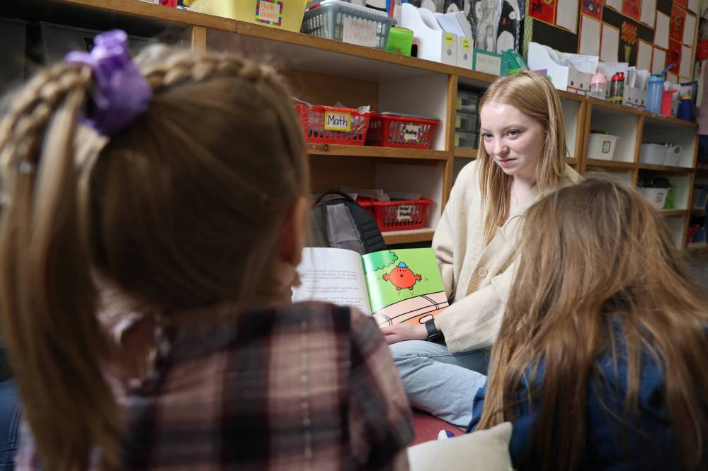 Kaydence Driedger, a first-year faculty of education student at Brandon University, reads to Grade 3 students at Earl Oxford School on Tuesday as part of a practicum and in honour of I Love to Read Month. First-year integrated bachelor of arts and bachelor of education students have been reading to K-4 students weekly at Earl Oxford for the month of February. (Tim Smith/The Brandon Sun)