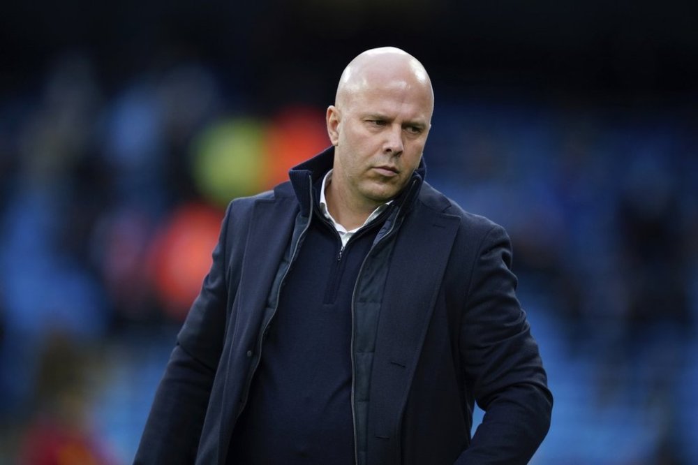 Liverpool's manager Arne Slot stands on the pitch prior to the English Premier League soccer match between Manchester City and Liverpool at Etihad stadium in Manchester, England, Sunday, Feb. 23, 2025. (AP Photo/Dave Thompson)
