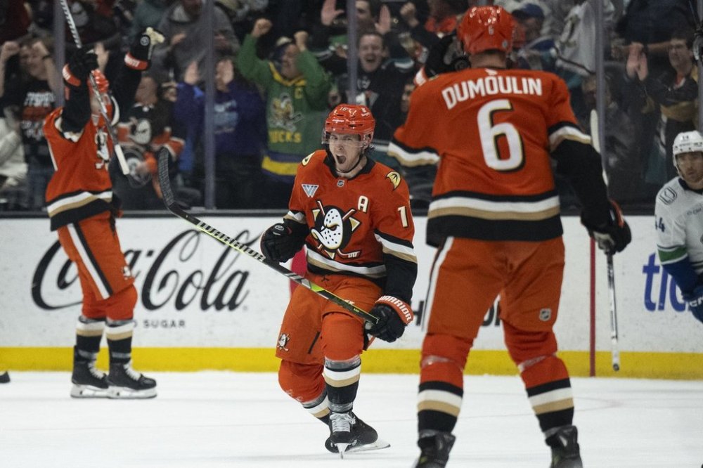 Anaheim Ducks centre Ryan Strome (16) celebrates his goal during the second period of an NHL hockey game against the Vancouver Canucks, Thursday, Feb. 27, 2025, in Anaheim, Calif. (AP Photo/Kyusung Gong)