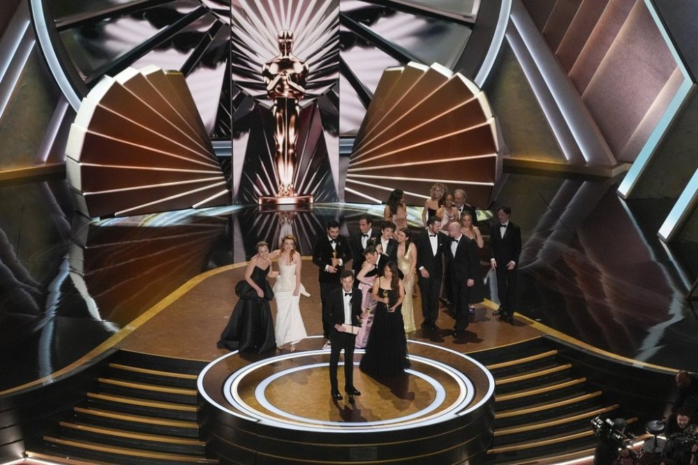 Daria Ekamasova, from left, Lindsey Normington, Vache Tovmasyan, Karren Karagulian, Alex Coco, front left, Samantha Quan, front right, Mikey Madison, Sean Baker, Mark Eydelshteyn, and Yura Borisov accept the award for best picture for