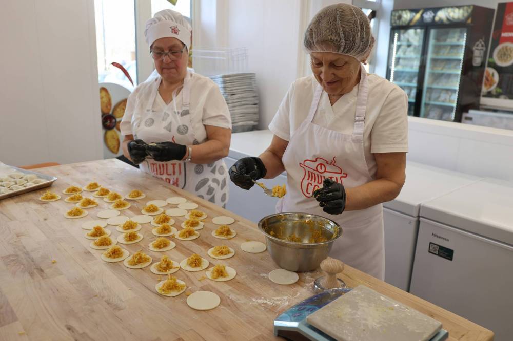Multi Cook Brandon employees prepare perogies on Monday afternoon. (Abiola Odutola/The Brandon Sun)