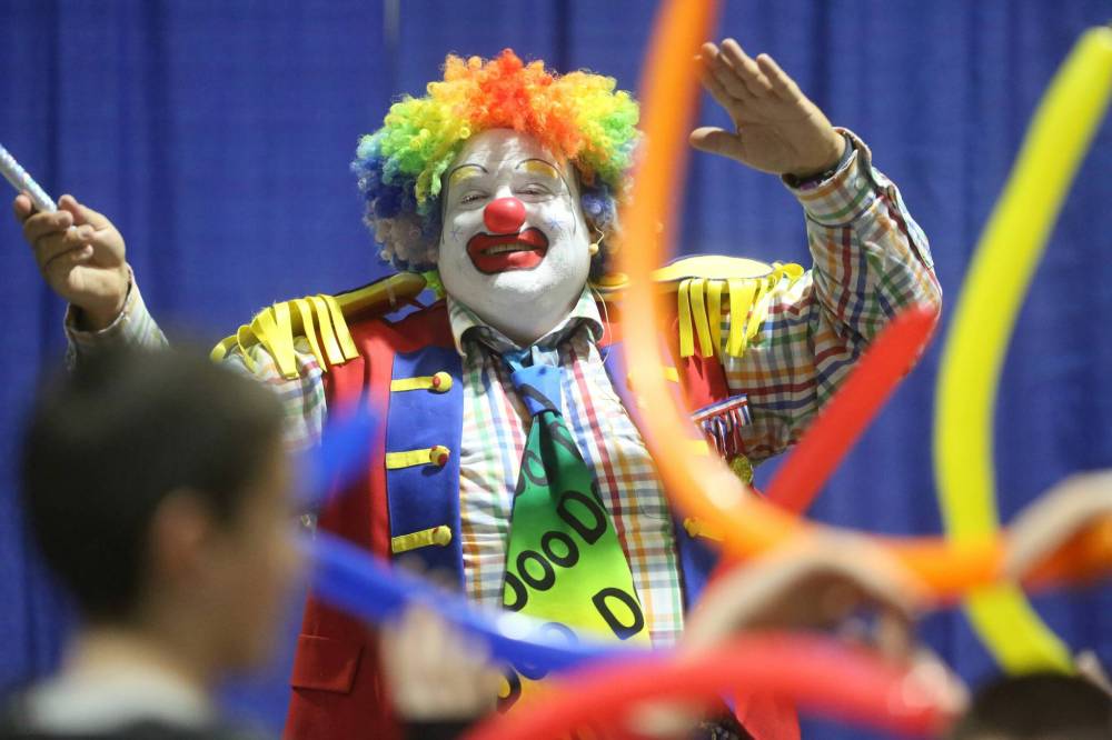 Doodles the Clown performs in front of a crowd of kids during last year’s Royal Manitoba Winter Fair. This year’s Winter Fair begins on Monday. (Matt Goerzen/The Brandon Sun files)