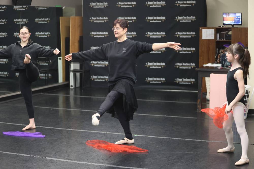 Steppin’ Time Dance Studio’s long-time instructor Tamara Hicks teaches her students Saturday afternoon. (Abiola Odutola/The Brandon Sun)