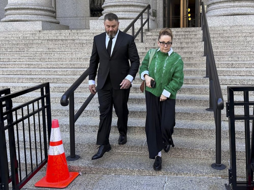 Lisa Schiff, right, an art adviser who once counted actor Leonardo DiCaprio among her wealthy clients, walks out of Manhattan federal court after pleading guilty to wire fraud, Wednesday, March 19, 2025, in New York. (AP Photo/Phil Marcelo)