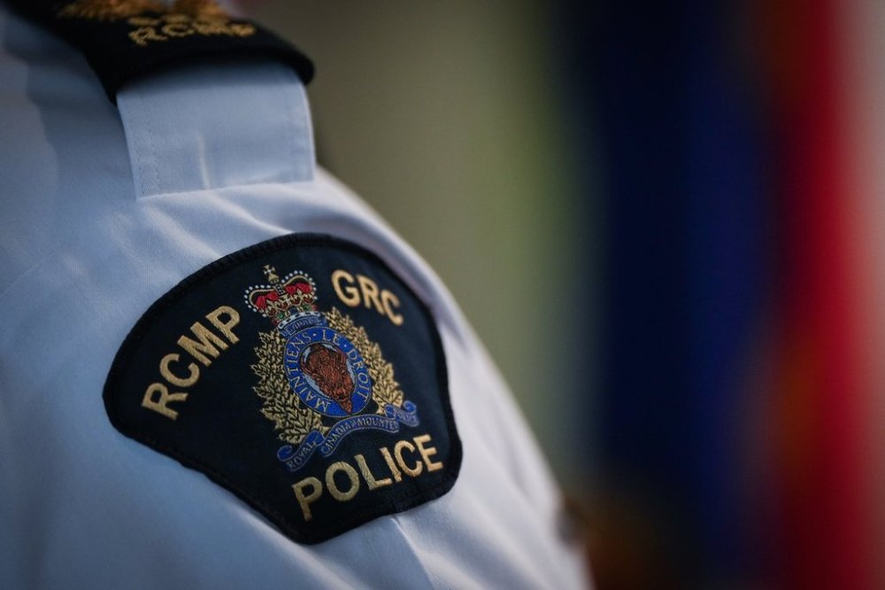 An RCMP patch is seen on the shoulder of an officer. (File)