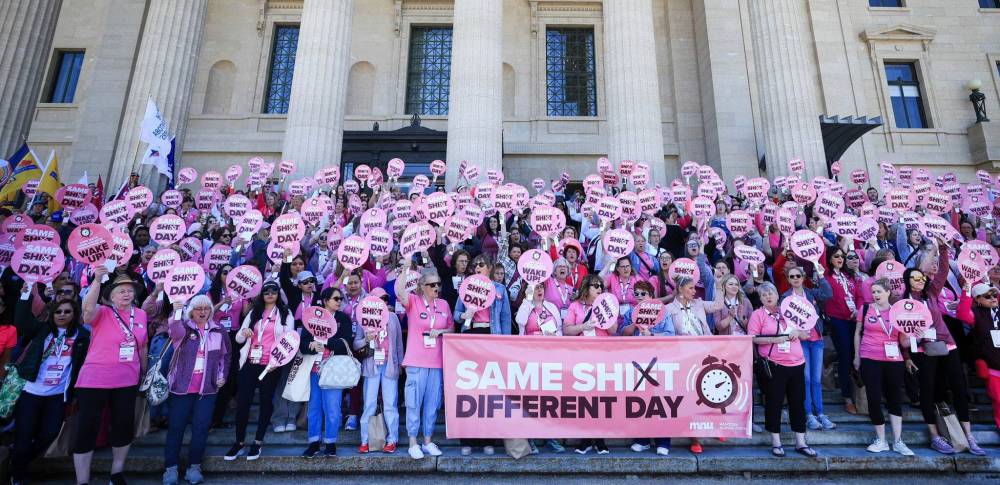Nurses from across the province arrived by the busload to show solidarity at a rally held by the Manitoba Nurses Union outside the legislature on Wednesday. (Ruth Bonneville/Winnipeg Free Press)