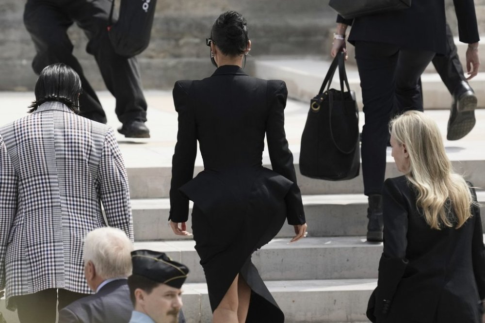 Kim Kardashian, center, walks up the steps of the palace of justice as she arrives to testify regarding a robbery of millions of dollars in jewels from her Paris hotel room in 2016, in Paris, Tuesday, May 13, 2025. (AP Photo/Aurelien Morissard)