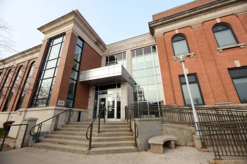 The front doors of the Brandon courthouse on 11th Street. (Matt Goerzen/The Brandon Sun)