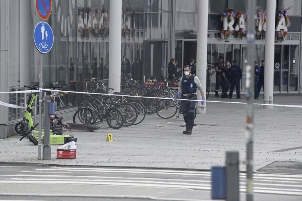 Police cordon off the area outside the Ratina shopping centre in Tampere, Finland, Thursday July 3, 2025, after several people were stabbed. (Saara Peltola/Lehtikuva via AP)