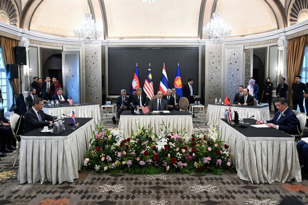 Malaysia's Prime Minister Anwar Ibrahim, center, looks on as Cambodia's Prime Minister Hun Manet, left, and Thailand's acting Prime Minister Phumtham Wechayachai, right, take part in talks on a possible ceasefire between Thailand and Cambodia, in Putrajaya Monday, July 28, 2025. (Mohd Rasfan/Pool Photo via AP)