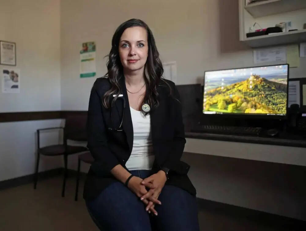 Family physician Dr. Nichelle Desilets, president of Doctors Manitoba, is shown in her Neepawa clinic. AI transcribers have the potential to save doctors hours per week and allow them to see more patients. (Tim Smith / The Brandon Sun files)