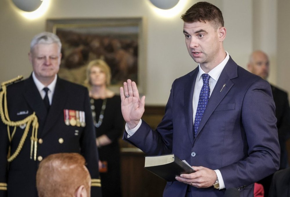 New Minister of Municipal Affairs, Dan Williams, swears the oath of office in Calgary, Alta., Friday, May 16, 2025.THE CANADIAN PRESS/Jeff McIntosh