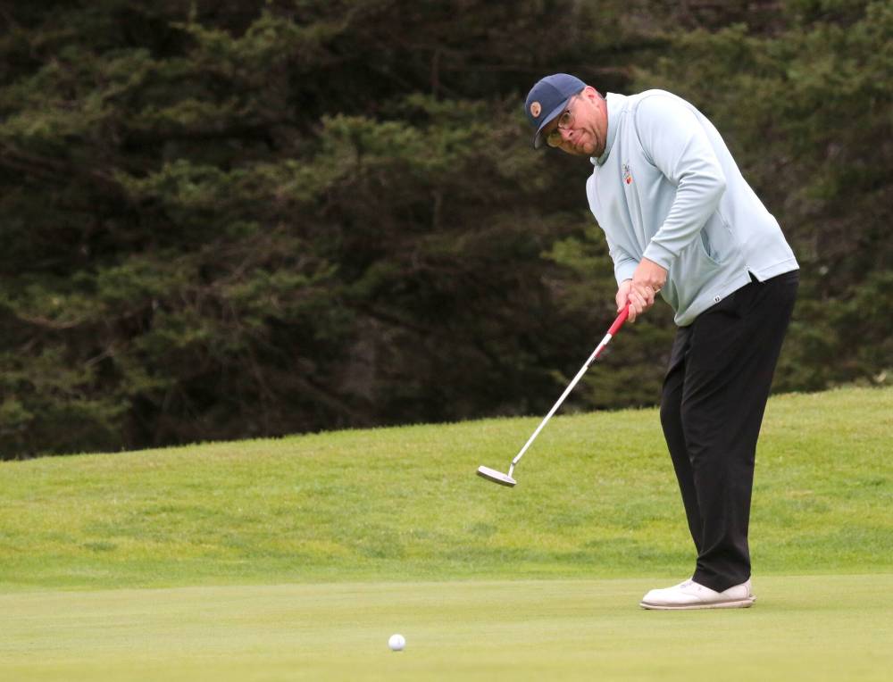 Two-time champ Dustin Dyck putts on the fifth hole. (Thomas Friesen/The Brandon Sun)