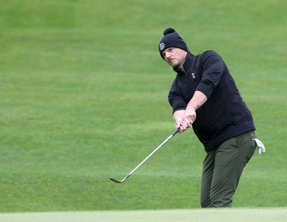 Ross Sheard chips on the 16th hole at Clear Lake Golf Course on Saturday during the Tamarack men's final. (Thomas Friesen/The Brandon Sun)