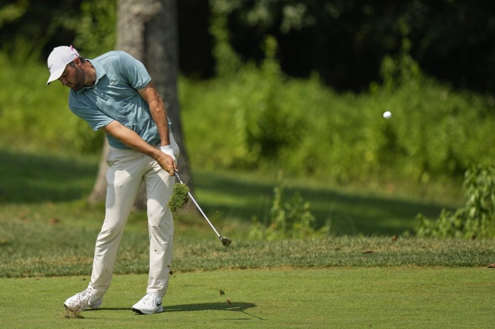 Scottie Scheffler hits on the first hole during the final round of the BMW Championship golf tournament Sunday, Aug. 17, 2025, in Owings Mills, Md. (AP Photo/Stephanie Scarbrough)