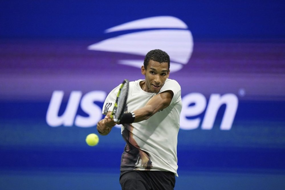 Felix Auger-Aliassime, of Canada, returns a shot against Jannik Sinner, of Italy, during the men's singles semifinals of the U.S. Open tennis championships, Friday, Sept. 5, 2025, in New York. (AP Photo/Frank Franklin)