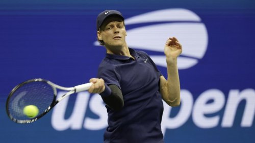Jannik Sinner, of Italy, returns a shot to Lorenzo Musetti, of Italy, during the quarterfinal round of the U.S. Open tennis championships, Wednesday, Sept. 3, 2025, in New York. (AP Photo/Adam Hunger)
