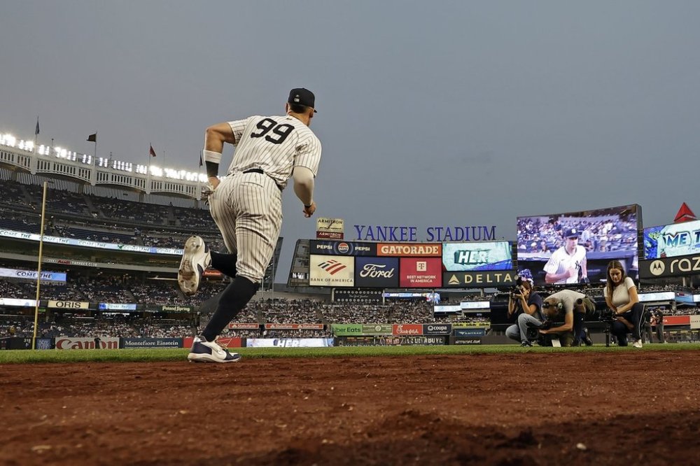 New York Yankees' Aaron Judge takes the field during the first inning of a baseball game against the Toronto Blue Jays, Friday, Sept. 5, 2025, in New York. (AP Photo/Adam Hunger)